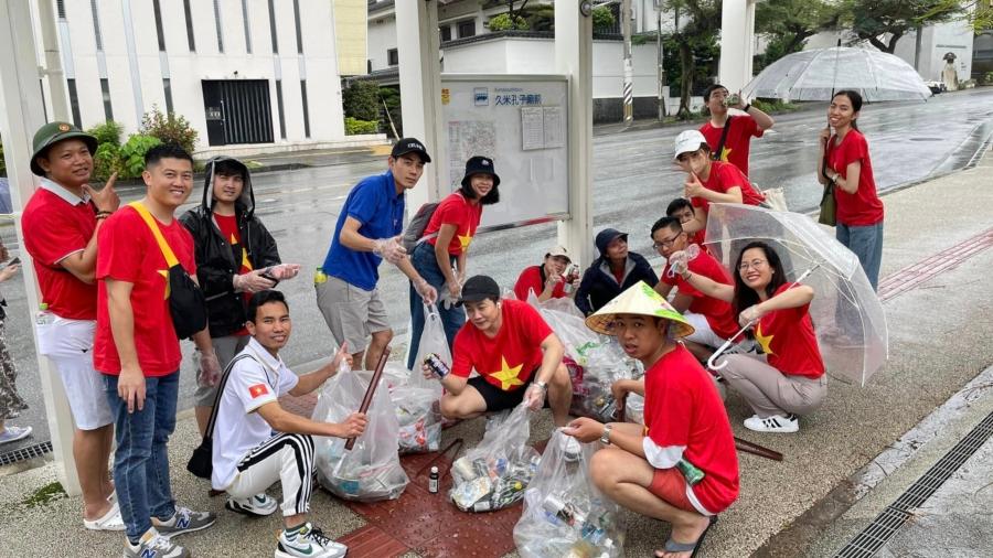 Chiến dịch Nhặt rác vì môi trường xanh sạch đẹp tại Okinawa